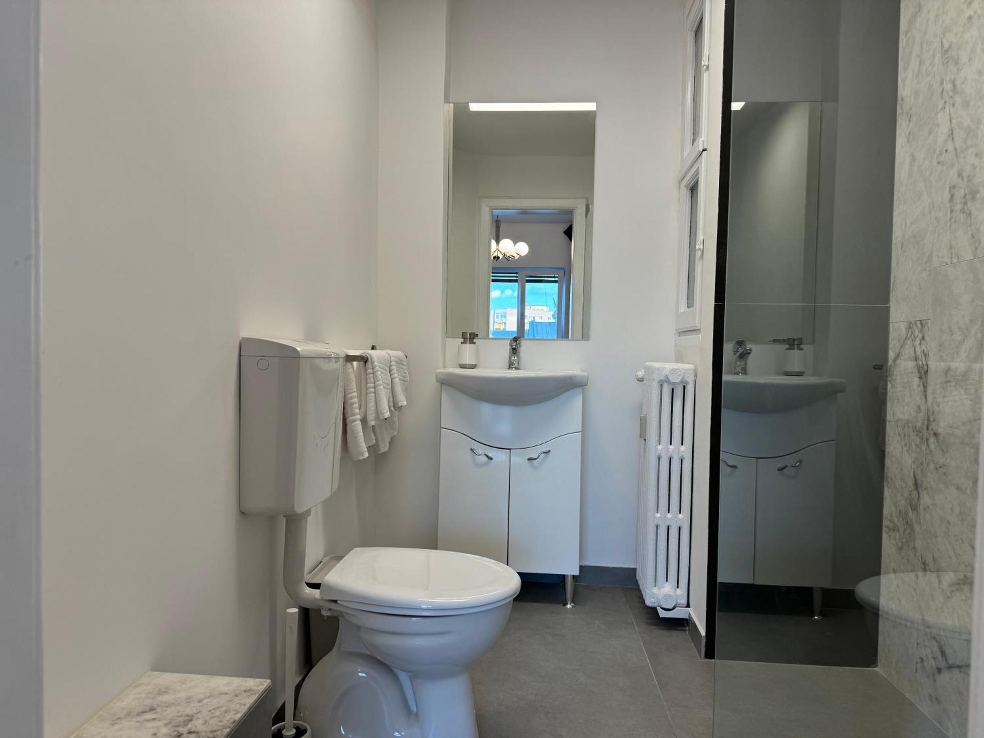 Airy & Beautiful Downtown Apartment Bukarest Eksteriør billede