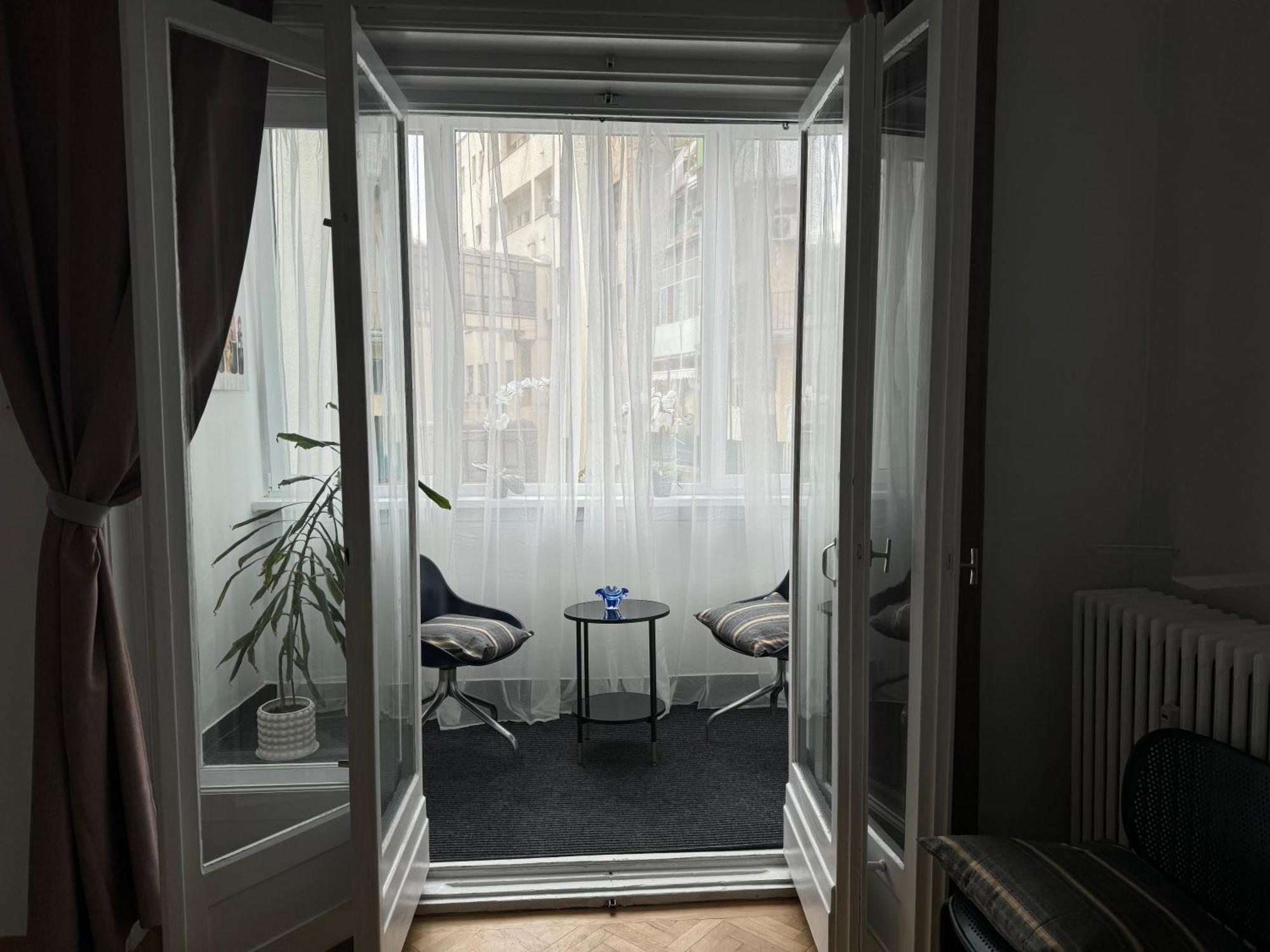 Airy & Beautiful Downtown Apartment Bukarest Eksteriør billede
