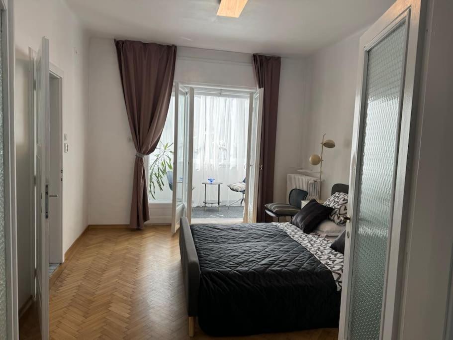 Airy & Beautiful Downtown Apartment Bukarest Eksteriør billede